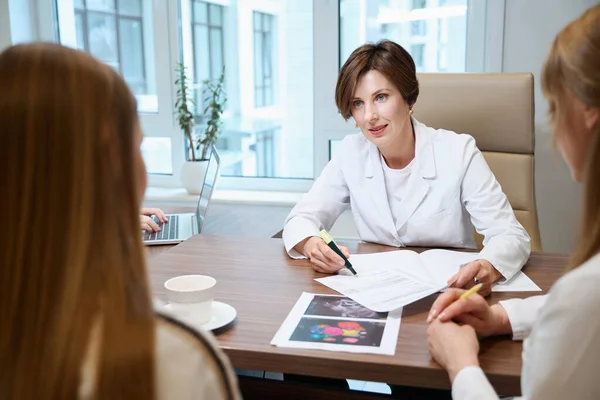 Doctors Communicate Young Woman Medical Consultation Patient Takes Place Large — Stock Photo, Image