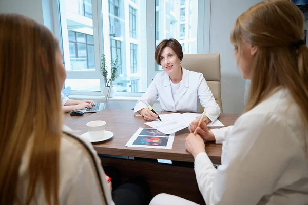 Fertility Specialist Communicates Young Woman Medical Consultation Patient Takes Place — Stock Photo, Image
