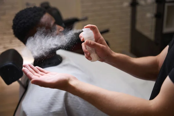 Afroamerikaner Sitzt Einem Friseurladen Auf Einem Barbierstuhl Der Friseur Benutzt — Stockfoto