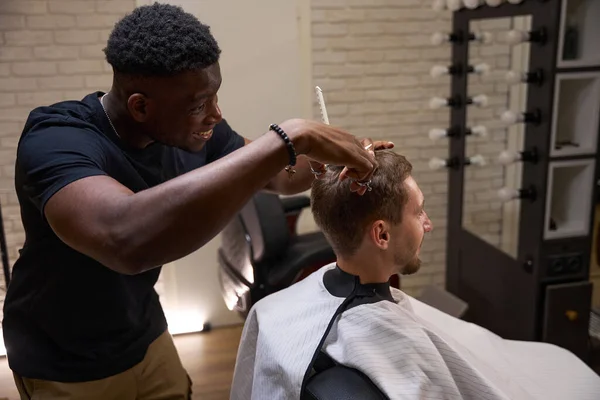 African American Guy Gives Haircut Client Master Uses Scissors Comb — Stock Photo, Image