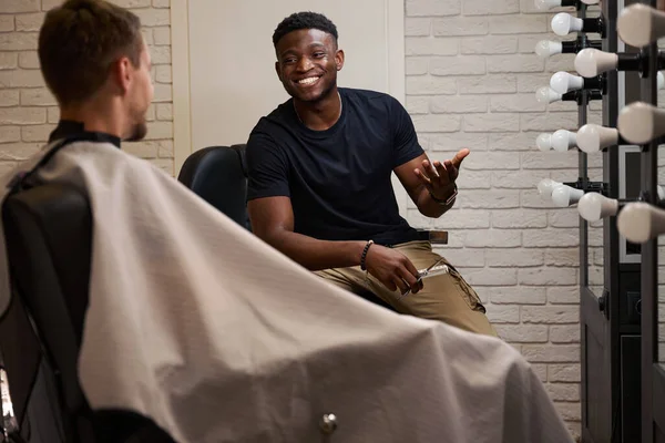 Africano Homem Americano Homem Caucasiano Comunicar Enquanto Sentado Cadeiras Barbeiro — Fotografia de Stock