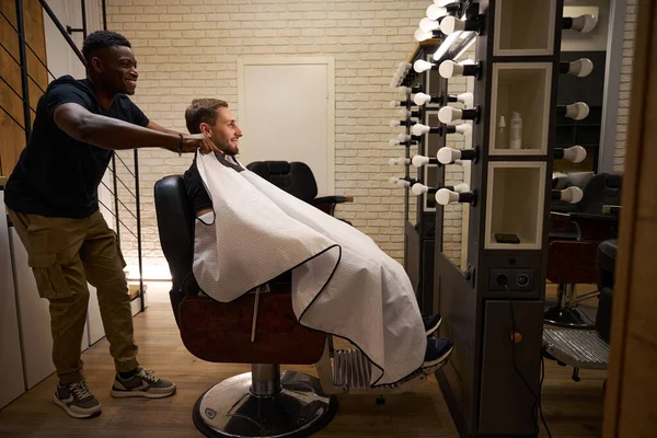 Hairdresser Puts Protective Cape Client Master Has Curly Hair — Stock Photo, Image