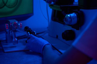 Bilim adamı embriyolog bilimsel bir laboratuvarda çalışıyor. Bir uzman modern ekipman kullanıyor.