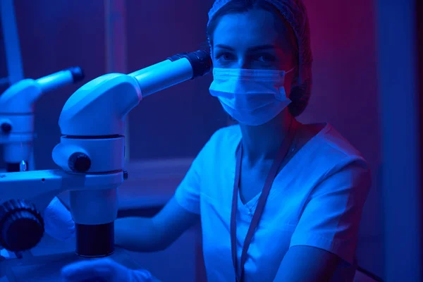 Молодой Лаборант Рабочем Месте Криолабе Женщина Использует Мощный Микроскоп — стоковое фото