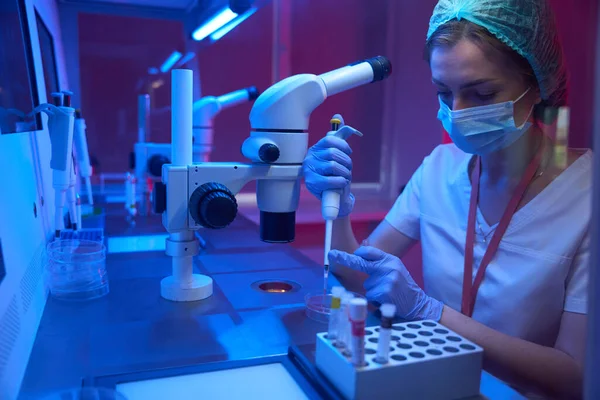 Женщина Эмбриолог Рабочем Месте Криолаборатории Женщина Использует Микроманипулятор Комплект Мощным — стоковое фото
