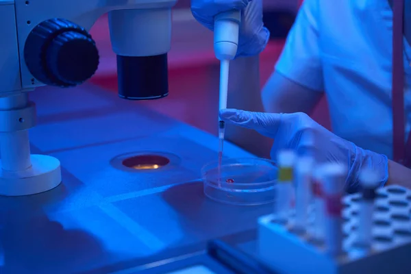 Embryologist Work Process Workplace Cryolaboratory Female Uses Micromanipulator Set Powerful — Stock Photo, Image