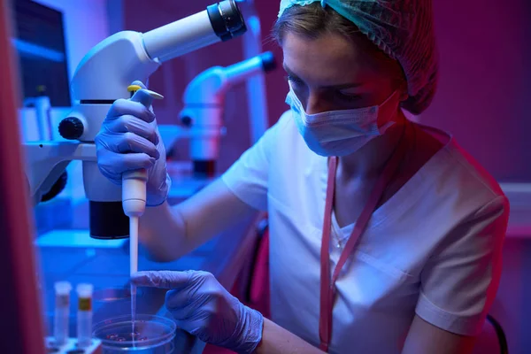 Эмбриолог Криолабе Работает Биоматериалом Использует Специальный Манипулятор — стоковое фото