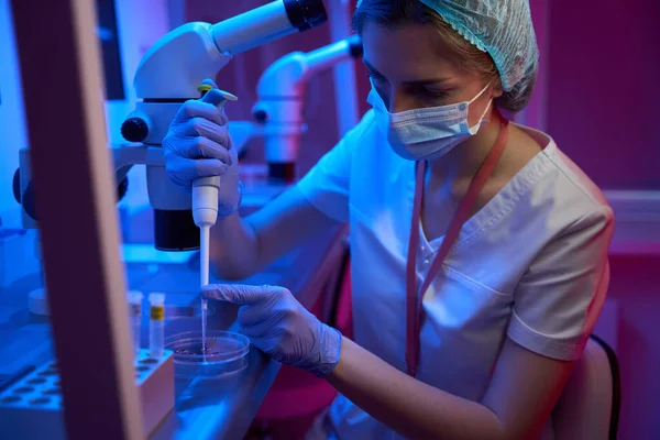 Женщина Криолабе Работает Биоматериалом Использует Специальную Пипетку — стоковое фото