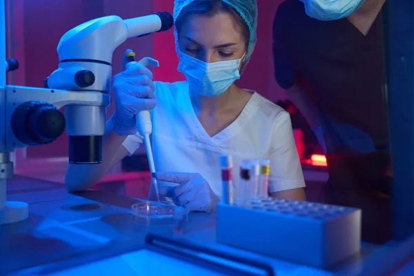 Женщина Современной Криолаборатории Работает Биоматериалами Коллега Рядом — стоковое фото