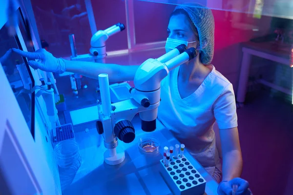 Женщина Ученый Пользуется Специальными Медицинскими Столами Работает Современной Лаборатории — стоковое фото