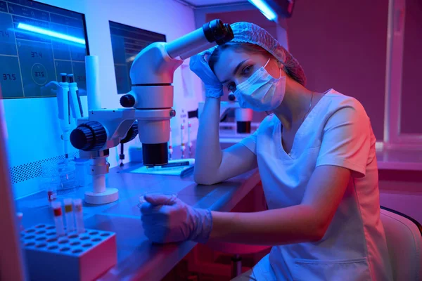 Уставшая Женщина Рабочем Месте Современной Лаборатории Мощном Столе Микроскопа Пробирках — стоковое фото