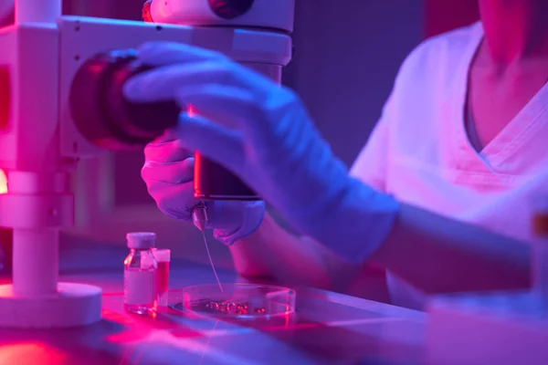 クリオラボの胚学者はIcsi手順を実行し 生体材料を有する試験管はテーブルの上にあります — ストック写真