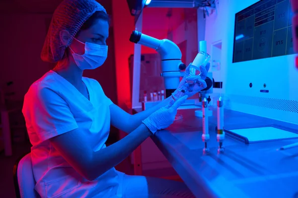 Женщина Лаборант Проводит Подготовительные Манипуляции Процедуре Икси Современное Оборудование Криолабе — стоковое фото