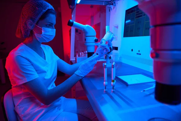 Женщина Лаборантка Защитной Маске Проводит Процедуру Икси Современное Оборудование Криолаборатории — стоковое фото