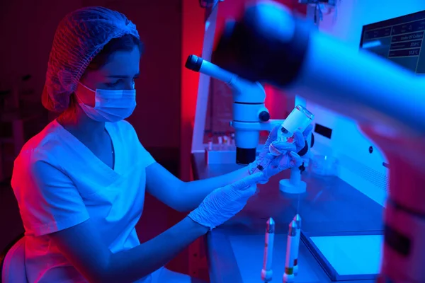 Эмбриолог Проводит Подготовительные Манипуляции Процедуре Икси Современное Оборудование Криолаборатории — стоковое фото