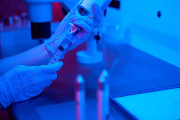 保護手袋の女性は 小胞実験室で大きな注射器 現代的な機器で液体を描画する — ストック写真