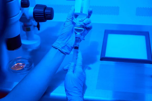Laboratory Employee Conducts Preparatory Manipulations Icsi Procedure Cryolaboratory Has Modern — Stock Photo, Image
