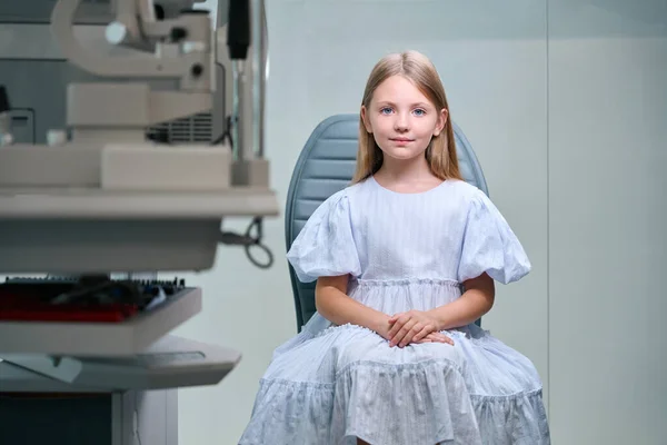 Ruhiges Kleines Mädchen Das Allein Untersuchungsstuhl Augenarztbüro Sitzt Während Vor — Stockfoto