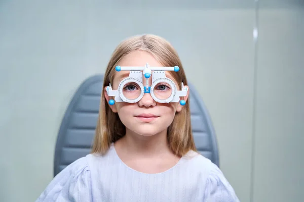 Портрет Маленької Дівчинки Офтальмологічною Пробною Рамкою Обличчі Дивлячись Вперед — стокове фото