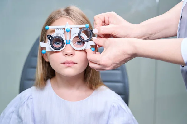 Okulist Der Sphärische Linsen Ophthalmologische Versuchszellen Gesicht Junger Patienten Einsetzt — Stockfoto