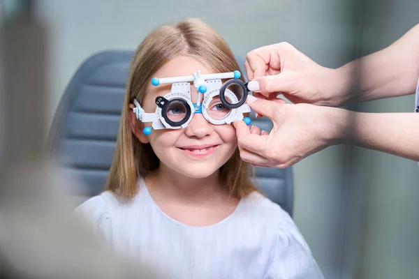 Optometrist Eller Küçük Kızın Yüzündeki Göz Bebeği Hücrelerine Küresel Lensler — Stok fotoğraf