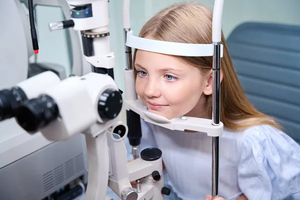 Child Holding Her Head Chinrest Forehead Support Slit Lamp Examination — Stock Photo, Image