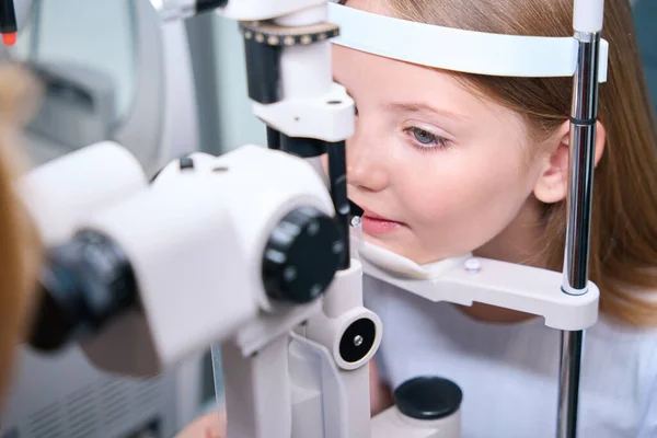 プロの眼科医によって行われたスリットランプ検査を受ける小児患者 — ストック写真