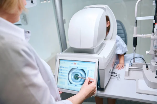 Vrouwelijke Optometrist Kijkt Naar Pediatrische Patiënt Eye Image Autorefractor Touch — Stockfoto