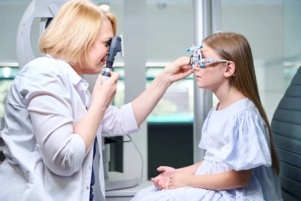 Side View Optometrist Looking Retinoscope While Inserting Lens Trial Frame — Stock Photo, Image