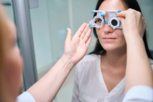 Optometrist Inserting Occluding Lens Trial Frame Cell Front Client Left — Stock Photo, Image