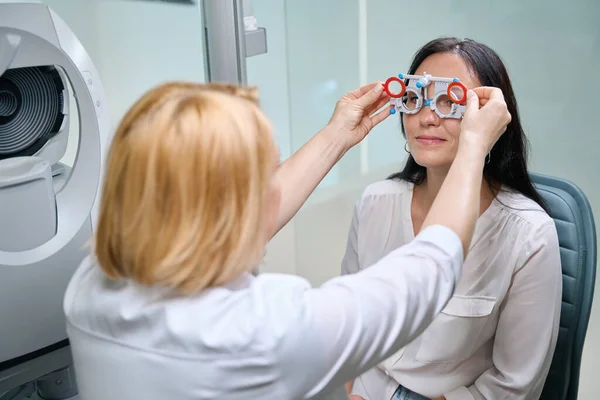 Ophthalmic Professional Inserting Spherical Lenses Trial Frame Cell Front Adult — Stock Photo, Image