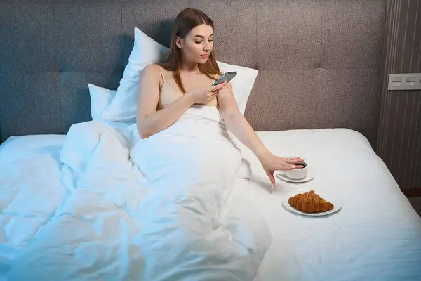 Mulher Branca Sutiã Usando Celular Enquanto Deitada Cama Com Café — Fotografia de Stock