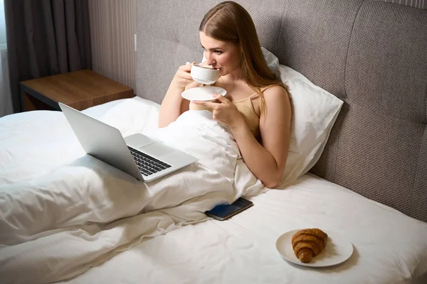 Mulher Sorridente Sutiã Coberto Com Cobertor Bebendo Café Usando Laptop — Fotografia de Stock