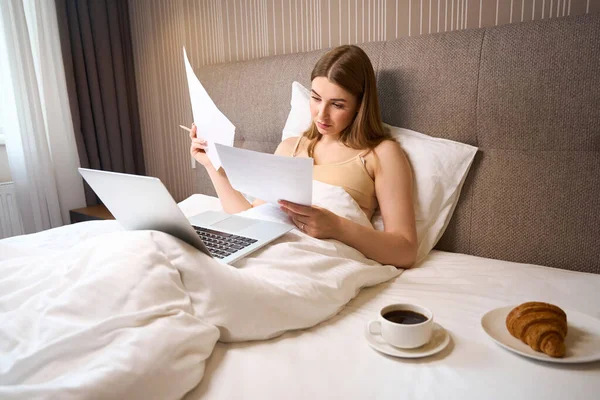 Mulher Concentrada Sutiã Coberto Com Notas Leitura Cobertor Usando Laptop — Fotografia de Stock