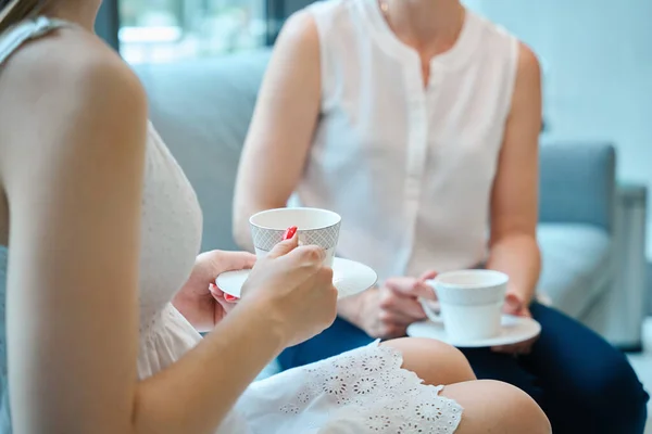Duas Mulheres Conversam Sobre Uma Xícara Chá Senhoras Sentam Confortavelmente — Fotografia de Stock