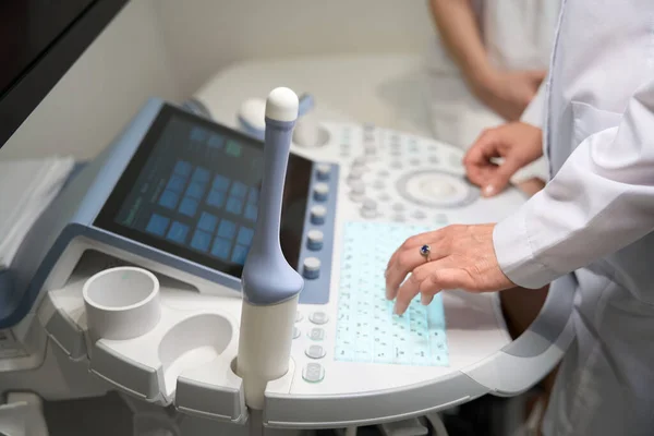 Dokter Zet Ultrageluid Machine Voor Echografie Van Baarmoeder Een Jonge — Stockfoto