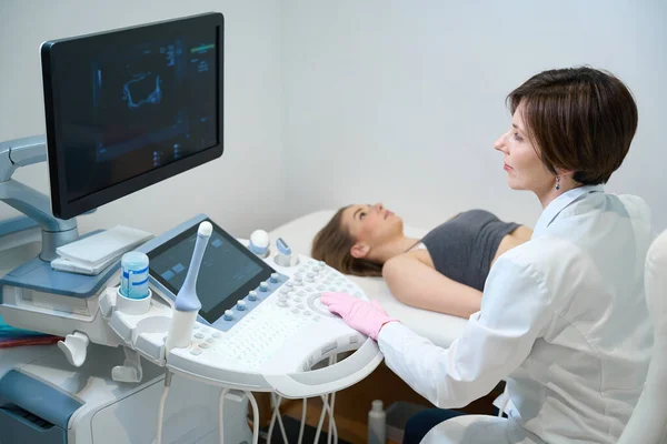 Uzist Performs Procedure Ultrasound Fetus Pregnant Female Woman Looks Monitor — Stock Photo, Image