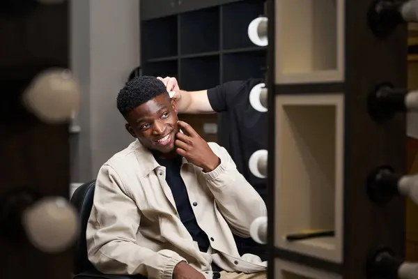 Afroamerikaner Sitzt Friseurstuhl Vor Dem Spiegel Der Friseur Holt Sich — Stockfoto