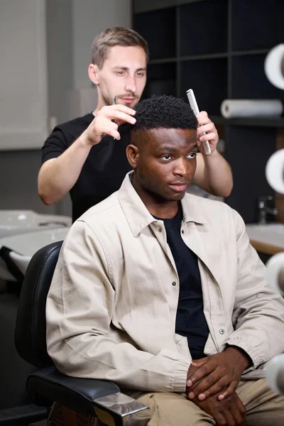 Hairdresser Advises African American Man Barbershop Stylist Has Working Tool — Stock Photo, Image