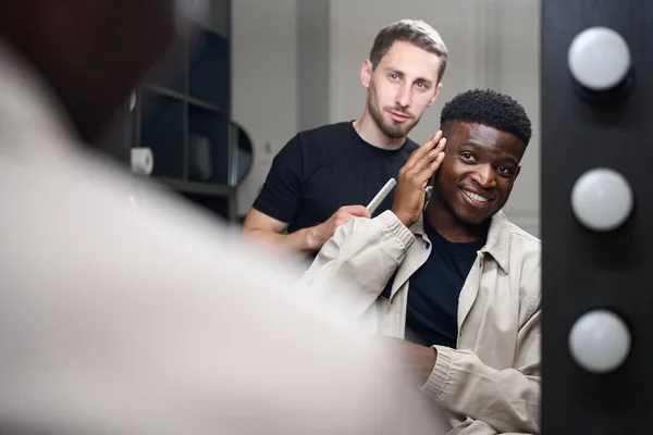 Friseurmeister Plaudert Mit Einem Afroamerikaner Ein Kunde Sitzt Friseurstuhl Vor — Stockfoto