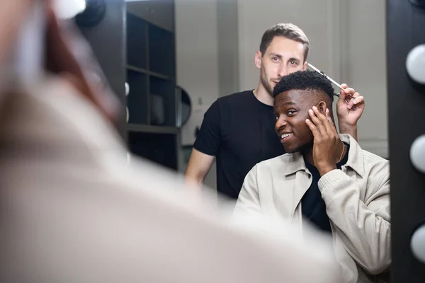 Männlicher Friseur Plaudert Mit Einem Afroamerikaner Friseurladen Kundin Sitzt Vor — Stockfoto