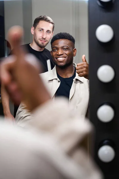Zufriedener Afroamerikanischer Typ Einem Friseurladen Zeigt Neben Einem Meister Arbeitsplatz — Stockfoto