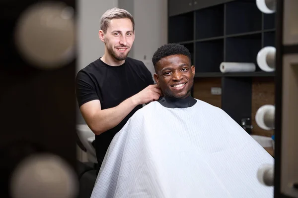 Hairdresser Puts African American Protective Veil Client Man Has Curly — Stock Photo, Image