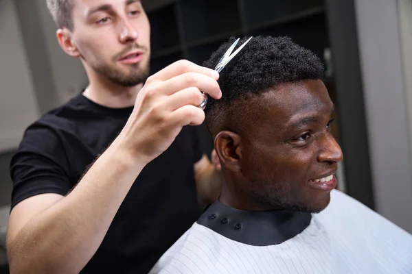 Hairdresser Cuts Curly Hair African American Guy Master Uses Scissors — Stock Photo, Image