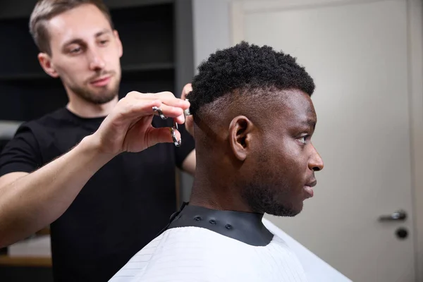 Young Guy Goatee Mustache Cuts African American Client Man Uses — Stock Photo, Image