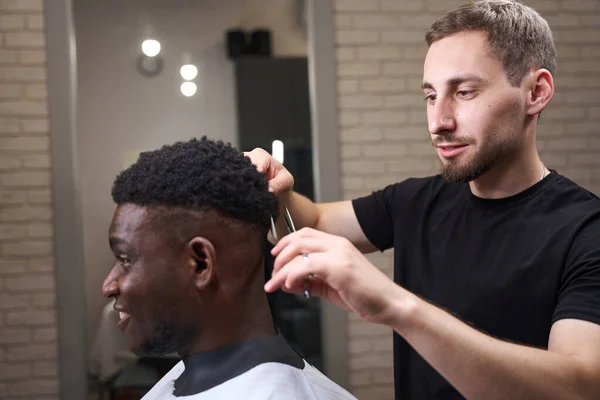 Jovem Afro Americano Corta Cabelo Uma Barbearia Mestre Usa Pente — Fotografia de Stock