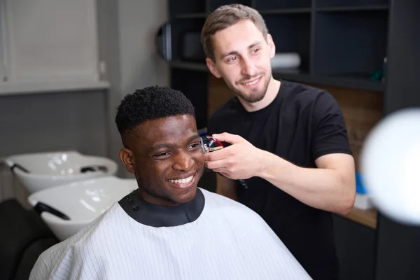 Men Sat Front Mirror Barbershop Master Makes Guy Edging Clipper — Stock Photo, Image