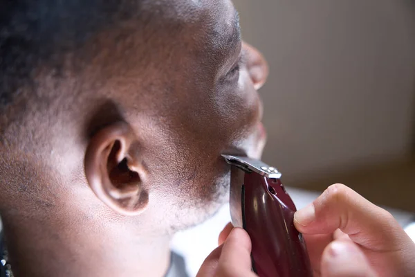 Barber Uses Clipper His Work African American Customer Curly Hair — Stock Photo, Image