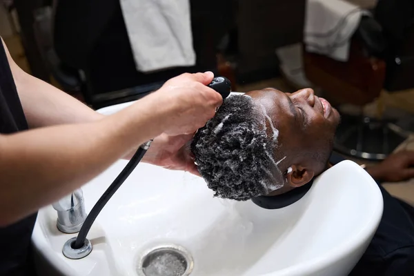 Hairdresser Washes Foam Clients Hair Warm Water African American Male — Stock Photo, Image