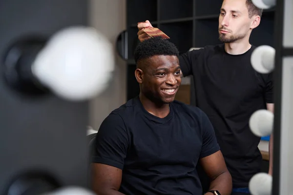 Stylist Vor Dem Spiegel Setzt Den Afroamerikanern Die Haare Der — Stockfoto
